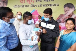 राष्ट्रीय पल्स पोलियो अभियान के तहत हेल्थ एंड वेलनेस सेन्टर रामभांटा में बच्चों को पिलाई गयी पोलियो वैक्सीन
