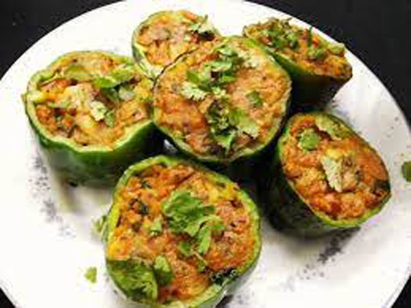 Stuffed Capsicum Recipe: डिनर को बनाना चाहते हैं मजेदार, तो फटाफट बनाएं टेस्टी भरवां शिमला मिर्च