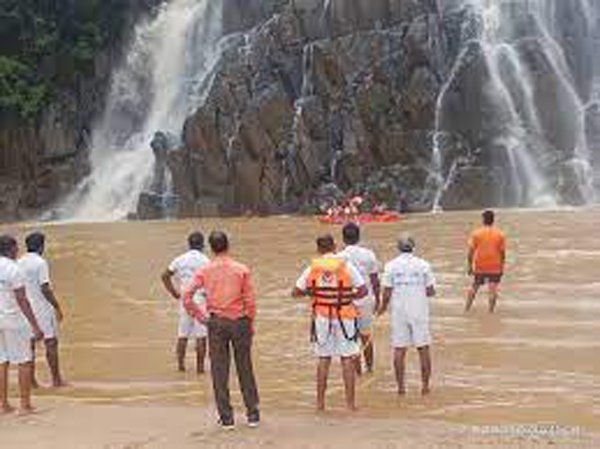 वहां से आई टीम ने रविवार सुबह फिर से तीसरे युवक की तलाश शुरू की। इसके बाद उसके शव को ढूंढ निकाला। उसकी पहचान मानपुर निवासी दीपक कुमार गुप्ता (25) पुत्र कुन्ज विहारी गुप्ता के रूप में हुई है। बताया जा रहा है कि तीनों युवक नहाने के लिए झरने से नीचे उतर गए थे। फिलहाल पुलिस उनके साथियों से भी पूछताछ कर रही है।