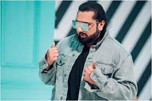 Honey Singh: परवरिश दिल्ली में ही हुई ऐसे में हनी सिंह की पूरी परवरिश दिल्ली में ही हुई. स्कूली पढ़ाई दिल्ली से पूरी करने के बाद हनी सिंह ने फैसला लिया कि वो संगीत की पढ़ाई करने लंदन के ट्रनिटी कॉलेज कैम्ब्रिज में गए. संगीत की पढ़ाई पूरा करने के बाद वो लंबे समय तक काम की तलाश में इंग्लैंड में ही भटकते रहे. Honey Singh: साल 2005 हनी सिंह ने इस बात का खुलासा एक इंटरव्यू के दौरान किया था.इंग्लैंड में वो साल 2005 में काम की तलाश में भटक रहे थे.हनी सिंह उस दौरान अपनी एक रिकॉर्डिंग के लिए दिल्ली आए.उनकी मुलाकात इसी दौरान पंजाबी सिंगर अशोक मस्ती से हुई थी. Honey Singh: म्यूजिक कंपोजर और सिंगर उ दौरान अपनी एक एलबम पर अशोक मस्ती काम कर रहे थे. जब उन्हें इस बात की भनक लगी की हनी सिंगर एक म्यूजिक कंपोजर और सिंगर तो उन्होंने उनसे एक गाना बनाने के लिए कहा.हालांकि हनी सिंह का गाना अशोक मस्ती को पसंद नहीं आया और उन्होंने मना कर दिया. Honey Singh: धीरे-धीरे उन्हें काम मिलना शुरी हो गया लेकिन अशोक मस्ती 6 महीने बाद हनी सिंह की तलाश करने लगे, इसके पीछे की वजह ये थी कि अशोक के प्रोड्यूसर के बेटे को उनका गाना पसंद आ गया था.जिसके बाद अंग्रेजी में रैप के संग हनी सिंह ने उस गाने को गाया, और धीरे-धीरे उन्हें काम मिलना शुरी हो गया. Honey Singh:एलबम इंटरनेशनल विलेज लेकिन हनी सिंह को साल 2011 में आई उनकी एलबम इंटरनेशनल विलेजर से असली पहचान मिली. दर्शकों ने इस एल्बम को इतना पसंद किया कि हनी सिंह रातों-रात स्टार बन गए.उनके गानों को सुनना युवा खूब पसंद करने लगे. फिर धीरे-धीरे हर युवा की पसंद बन गए हनी सिंह.