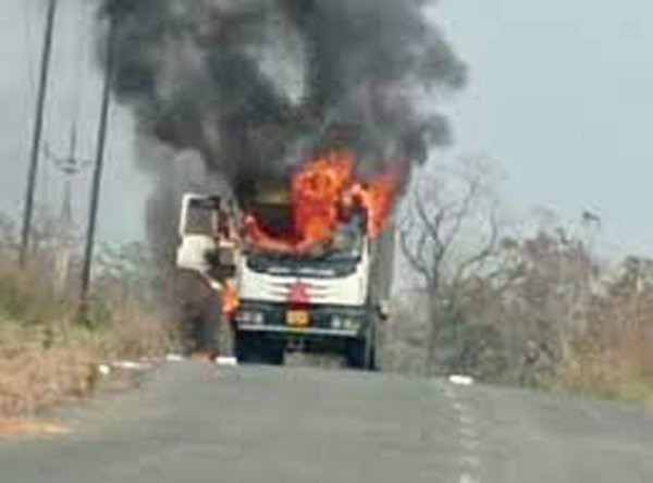 नक्सलियों ने हाइवा में लगाई आग, फिर किया ऐसा....