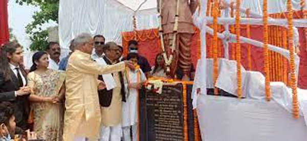 रायपुर : मुख्यमंत्री ने बलौदाबाजार में डॉ. खूबचंद बघेल की प्रतिमा का किया अनावरण