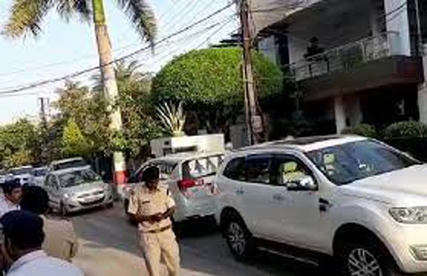 आयकर विभाग ने 3 राज्यों में मारा छापा, रियल एस्टेट डेवलपर के ठिकानों में जांच जारी