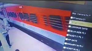 Accident: चलती ट्रेन में चढ़ने के दौरान पटरी पर गिर गया शख्स,जानिए फिर क्या हुआ ?