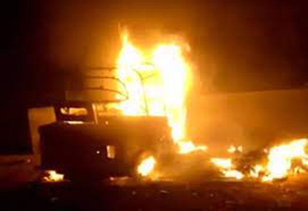 अशोक नगर में खड़ी ऑटो में लगी भीषण आग, दमकल मौके पर