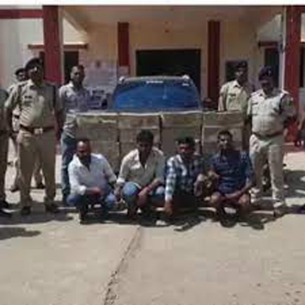 जिला पुलिस ने शराब तस्करों के खिलाफ बड़ी कार्रवाई की है. चार शराब तस्करों को धर दबोचा है. अरुणाचल प्रदेश की शराब को छत्तीसगढ़ में खपाने की फिराक में थे