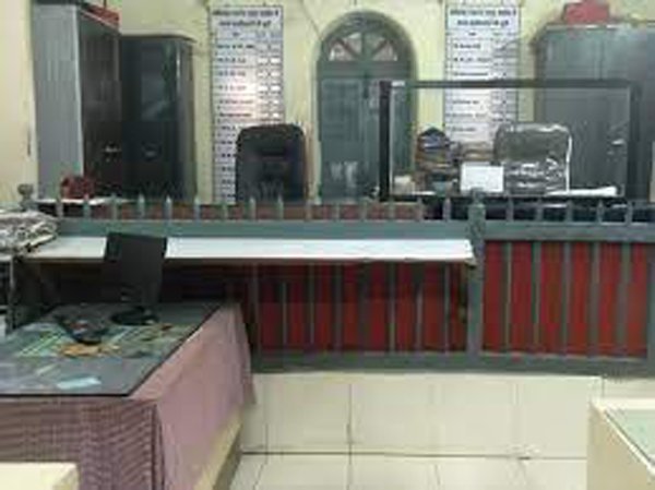 Govt.Office: ये तहसील ऑफिस है, यहां शासन के समय के हिसाब से नहीं,अपने हिसाब से आते है कर्मचारी