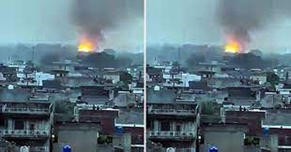 BREAKING: Fire broke out in Pakistan's Sialkot Arms Depot, the entire area shook by the explosion, you also watch the video,,,