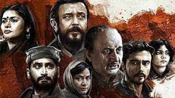 The Kashmir Files Box Office : विवेक अग्निहोत्री की धमाकेदार फिल्म 'द कश्मीर फाइल्स' ने कमाई के मामले में भारतीय सिनेमा के इतिहास में एक नया रिकॉर्ड कायम कर दिया है। इस फिल्म ने कमाई के मामले में हर दिन सिर्फ दर्शकों को ही नहीं बल्कि ट्रेड पंडितों को भी हैरान किया है। 'द कश्मीर फाइल्स' के शानदार कलेक्शंस से ही पता चल रहा है कि ये फिल्म क्रिटिक्स के साथ-साथ दर्शकों को भी काफी पसंद आई है। वहीं तीसरे वीकेंड भी इस फिल्म का बॉक्स ऑफिस पर दबदबा कायम रहा है। आइए जातने हैं फिल्म के तीसरे वीकेंड के कलेक्शन के बारे में... — taran adarsh (@taran_adarsh) March 28, 2022 ट्रेड एनालिस्ट तरण आदर्श ने ट्वीट के अनुसार 'द कश्मीर फाइल्स' ने तीसरे वीकेंड भी अपना जलवा कायम रखा। 'द कश्मीर फाइल्स' ने तीसरे वकेंड भी अच्छी कमाई की है। जबकि 'द कश्मीर फाइल्स' का सीधा मुकाबला अब बाहुबली फेम एसएस राजामौली की फिल्म 'आरआरआर' से है। अब ये फिल्म 250 करोड़ की ओर दौड़ रही है। अब तक यानी रविवार तक 'द कश्मीर फाइल्स' 228.18 करोड़ की भारी कमाई कर चुकी है। वहीं शुक्रवार को इस फिल्म ने 4.50 करोड़, शनिवार 7.60 करोड़, और रविवार को 8.75 करोड़ की कामाई की थी। वहीं 11 मार्च को रिलीज हुई इस फिल्म ने अबतक कुल: 228.18 करोड़ की कमाई की है। आपको बता दें कि फिल्म 'द कश्मीर फाइल्स' रिलीज के वक्त इसे कम स्क्रीन पर जगह दी गई थी। लेकिन माउथ पब्लिसिटी और इसके धमाकेदार प्रदर्शन को देखते हुए बाद में इसके स्क्रीन को बढ़ा दिया गया था। वहीं 'आरआरआर' की रिलीज के बाद ऐसा अनुमान लगाया जा रहा था कि बॉक्स ऑफिस पर एसएस राजामौली की ये फिल्म 'द कश्मीर फाइल्स' पर भारी पड़ेगी। वहीं आरआरआर की पहले दिन की कमाई भी काफी अच्छी रही थी। लेकिन इन सबके बावजूद 'द कश्मीर फाइल्स' अपना जलवा दिखाने में कामयाब है।