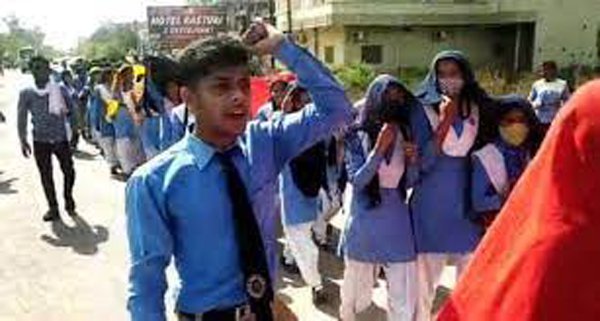 कक्षा 9वीं और 11वीं के भड़के छात्र: सैकड़ों की संख्या में कलेक्ट्रेट का किया घेराव