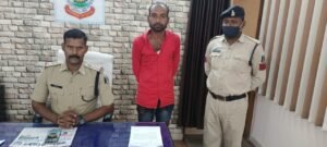 चांदमारी मोहल्ले में खुली तलवार लेकर