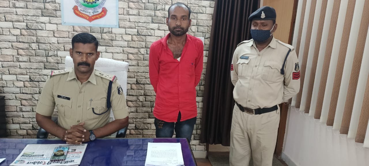 चांदमारी मोहल्ले में खुली तलवार लेकर