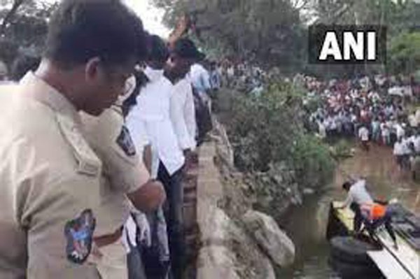 OMG....100 फीट गहरी खाई में गिरी 52 यात्रियों से भरी बस,इतने लोगों की हुई मौत.....और इतने लोग हुए गंभीर....