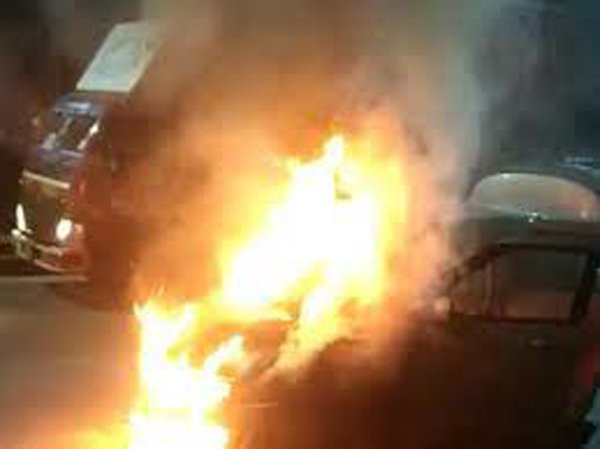 भोपाल: मध्य प्रदेश की राजधानी भोपाल में बृहस्पतिवार की रात नशे में धुत 1 कार चालक ने खूब हंगामा मचाया। सड़क पर फटे टायर में कार दौड़ाता रहा। इससे सड़क पर लोहे के व्हील के रगड़ने से आग निकलती रही। इस पुरे मामले को राहगीरों ने वीडियो में कैद किया। जो कि अब वायरल हो रहा है। प्राप्त हुई खबर के मुताबिक, नशे में धुत व्यक्ति ने MP नगर से वीआईपी रोड तक रात 2 बजे तेज गति में कार दौड़ाई। टायर के फटने से कार से आग की चिंगारियां निकलती रही। इस के चलते कार की चपेट में आने से कई लोग बच गई। मार्ग में खड़ी कारों को भी शख्स ने टक्कर मारी। वही नशे में धुत लड़का एमपी नगर, जहांगीराबाद, श्यामला हिल्स तथा कोहेफिजा थाने से होकर गुजरा, मगर पुलिस को रात 2 बजे की घटना का पता ही नहीं चला। इससे शहर में पुलिस की नाइट गश्त पर भी प्रश्न खड़े हो रहे हैं। स्थानीय लोगों ने डायल 100 पर कॉल कर मामले की तहरीर पुलिस को दी। वही अब पुलिस द्वारा मामले की जाँच की जा रही है।