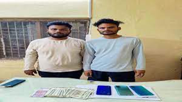 CG NEWS: रायपुर. आईपीएल क्रिकेट मैच में सट्टा लगाने वाले आरोपियों के खिलाफ लगातार कार्रवाई जारी है. पुलिस मुस्तैदी के साथ सटोरियों पर नजर रख रही है. इसी दौरान एक बार फिर लाईन लेकर सट्टा संचालित करने वाले 2 सटोरियों को पुलिस ने गिरफ्तार किया है. आरोपियों के पास से नगदी, 3 मोबाइल और सट्टा संबंधित अन्य सुराग जब्त किया गया है. आरोपियों के खिलाफ जुआ एक्ट के तहत कार्रवाई की जा रही है.