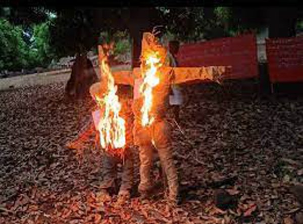 रूस-यूक्रेन युद्ध का बस्तर में विरोध, अमेरिका और रूस के राष्ट्रपति का जलाया पुतला