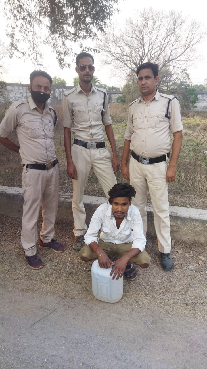 10 लीटर अवैध शराब के साथ एक आरोपी गिरफ्तार