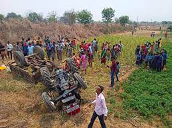ट्रैक्टर-ट्रॉली पलटने से 4 की मौके पर मौत...7 घायल...इतने की हालत गंभीर