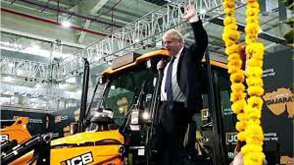 जेसीबी के बुलडोज़र पर बैठ क्यों घिर गए ब्रितानी पीएम बोरिस जॉनसन