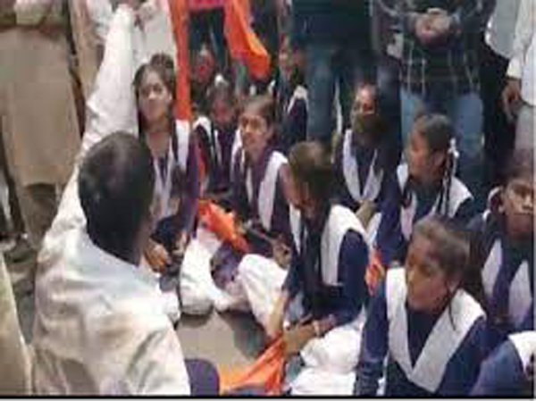 Chhattisgarh: पुलिस ने पकड़ा तो बस के सामने बैठ गईं छात्राएं
