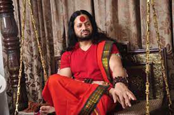 रायपुर: रायपुर की धर्म संसद में राष्ट्रपिता महात्मा गांधी के खिलाफ आपत्तिजनक टिप्पणी करने वाले कालीचरण महाराज को छत्तीसगढ़ हाईकोर्ट से जमानत मिल गई है, लेकिन जेल से रिहाई एक बार फिर टल गई है. मिली जानकारी के मुताबिक महाराष्ट्र के ठाणे चौकी से जमानत कॉपी पोस्ट नहीं मिलने की वजह से रिहाई टली है. सेंट्रल जेल प्रबंधन ने कालीचरण को रिहा करने से इनकार कर दिया है.