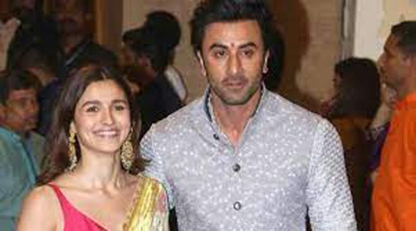 Bollywood: Bollybood17 अप्रैल को शादी कर रहे Ranbir Kapoor और Alia Bhatt