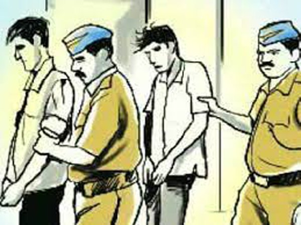 CG: आईपीएल में लाखों का सट्टा लगाते 2 सटोरिए गिरफ्तार