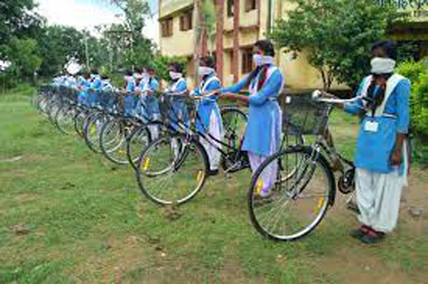 CG में सरकारी साइकिल के लिए छात्राओं से वसूली