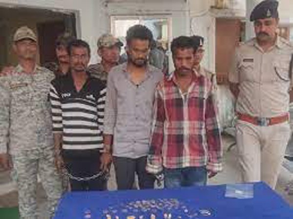 नईनवेली पत्नी को होली गिफ्ट देने बन गया चोर....पढ़िए पूरी कहानी... %%sep%% cg news