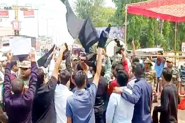 कांग्रेसियों ने दिखाया काला झंडा