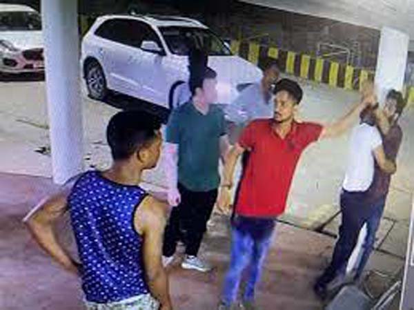 कांग्रेस विधायक के बेटे ने 5 दोस्तों साथ किया सरेंडर