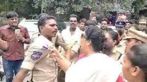 रेणुका चौधरी ने पकड़ा पुलिस का कॉलरहैदराबाद में कांग्रेस का प्रदर्शन हिंसा में बदल गया है।