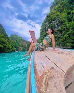 हिना खान इस वक्त थाईलैंड में हैं और अपनी वेकेशन इंजॉय कर रही हैं, इस बीच उन्होंने जो अपनी फोटोज शेयर कीं, उनमें वो काफी खूबसूरत पोज देती नजर आ रही हैं.