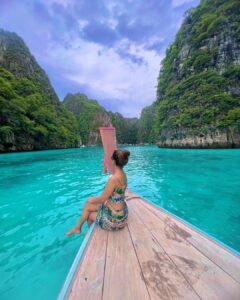 हालिया तस्वीरों में हिना खान पहाड़ों और हरियाली से घिरी नजर आ रहीं हैं, इस व्यू को हिना अपने अंदाज में इंजॉय करती नजर आ रही हैं.