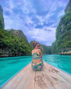 फोटोज में हिना खान फ्लोरल प्रिंटेड ड्रेस में बेहद हॉट एंड सिज़लिंग नजर आ रहीं हैं. तस्वीर में हिना खान नाव पर बैठी अपने आस-पास के खूबसूरत नजारे को निहारती हुई नजर आ रहीं हैं.