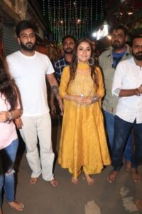 बहन-भाई की जोड़ी की वायरल तस्वीरों में, अभिनेत्री को अक्सर शहबाज के हाथ को सहलाते हुए देखा जा सकता है, जहाँ सिद्धार्थ शुक्ला का टैटू बना हुआ है। 2021 में सिद्धार्थ शुक्ला के गुजरने के कुछ हफ्तों बाद, शहबाज पर स्याही लग गई। जब एथनिक पोशाक की बात आती है तो निस्संदेह शहनाज़ गिल को प्रेरणा के लिए देखना चाहेंगे। बिग बॉस 13 स्टार ने हाल ही में प्रसिद्ध डिजाइनर मनीष मल्होत्रा ​​की कढ़ाई वाली सफेद साड़ी पहनकर फिल्मफेयर अवार्ड्स में शिरकत की। शहनाज़ ने अमी पटेल द्वारा डिज़ाइन की गई एक पोशाक पहनी थी जिसमें चिकनकारी ड्रेप और मोतियों से सजी आस्तीन थी। शहनाज़ ने अपने मेकअप के लिए एक टन चमक के साथ म्यूट रंगों को चुना।