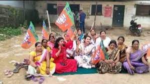 भेंट-मुलाकात अभियान: मुख्यमंत्री से बात-चीत करते हुए ग्रामीणों ने कृषि हितैसी नीतियों का सराहना किया