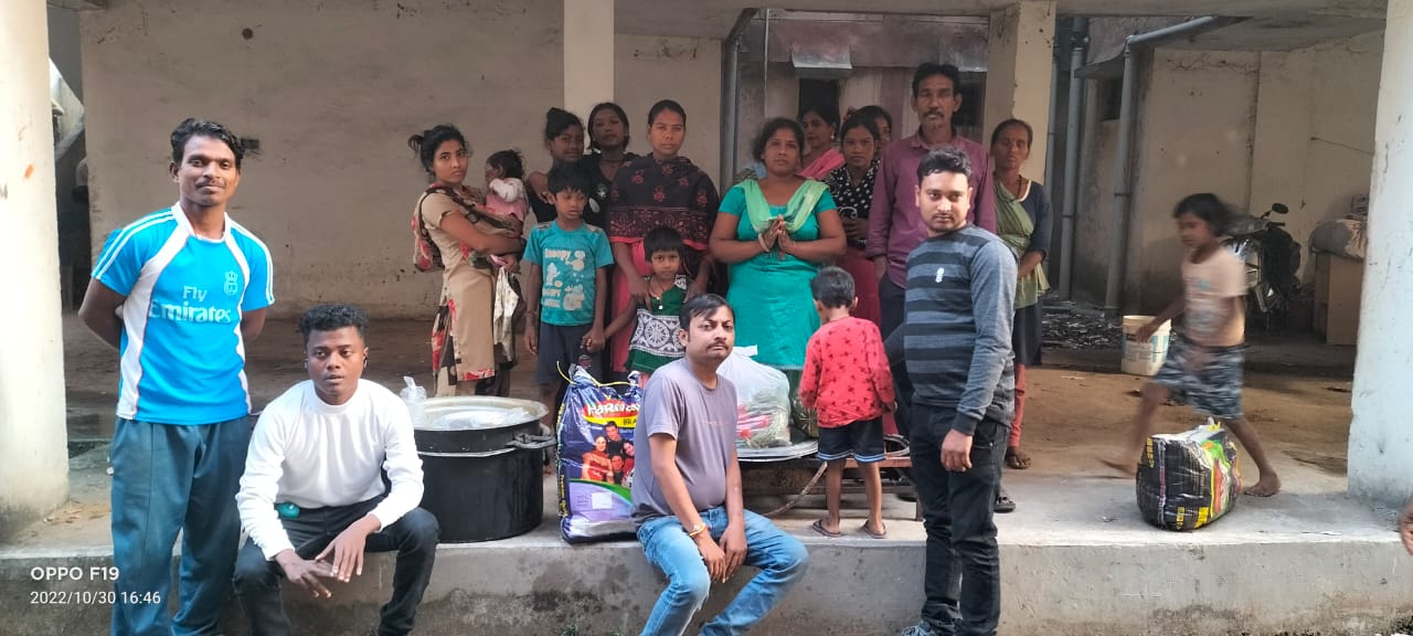 प्रेस विज्ञप्ति रायगढ़ :- ठंड में बेघर जनों की सहायता के लिए आगे आई दक्षिण चक्रधर अतरमुड़ा दुर्गा पूजा समिति ठंड के मौसम की मार सहते हुए बिना छत के खुले में रहने वाले चंद्र नगर वासियों की पीड़ा को दक्षिण चक्रधर अतर मुड़ा दुर्गा पूजा समिति ने समझा और सरक्षक आशीष ताम्रकार के निर्देश पर यूवाओ की टीम सामने आकर ऐसे परिवार जनों की मदद का संकल्प लिया l निगम की ओर मदद हेतु आशा भरी नजरो से देखने वाले बेघर परिवार जनों से रानू यादव के नेतृत्व में राधे प्रजापति कान्हा राठिया दीपक गोयल सहित यूवाओ की टीम ने मुलाकात कर दीपावली छठ पर्व की बधाई देते हुए राशन हरी सब्जी सहित अन्य आवश्यक सामग्री का सहयोग मुहैया कराया l परिवार जनों ने यूवाओ से अपना दुखड़ा रोया और निगम की उदासीनता से अवगत कराया जिस पर रानू यादव ने समिति की ओर से पीड़ित परिवारों के न्याय की लड़ाई लड़ने का भरोसा दिलाया