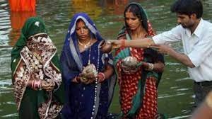 30 को डूबते सूर्य को दिया जाएगा अर्घ्य, जानें क्या है सूर्यास्त का समय और जल चढ़ाने की विधि