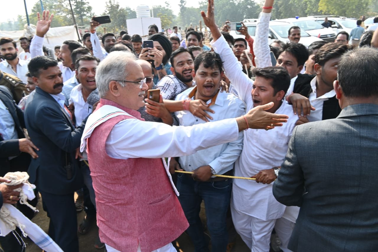 मुख्यमंत्री श्री भूपेश बघेल भेंट-मुलाकात के लिए बसना-विधानसभा के पिथौरा तहसील के ग्राम गोपालपुर पहुंचे