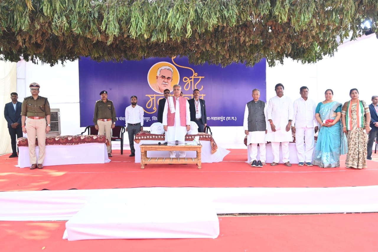 मुख्यमंत्री श्री भूपेश बघेल ने छत्तीसगढ़ महतारी के चित्र के समक्ष माल्यार्पण एवं दीप प्रज्ज्वलित कर भेंट-मुलाकात कार्यक्रम की शुरुआत की