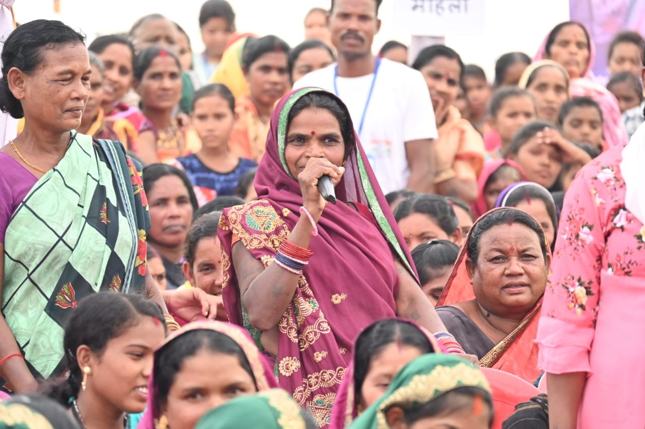 मुख्यमंत्री श्री भूपेश बघेल ने श्रीमती बफूलबाई, गोपालपुर द्वारा पट्टा न होने की शिकायत मिलने पर सरपंच को ग्राम सभा में प्रस्ताव पारित करने के निर्देश दिये