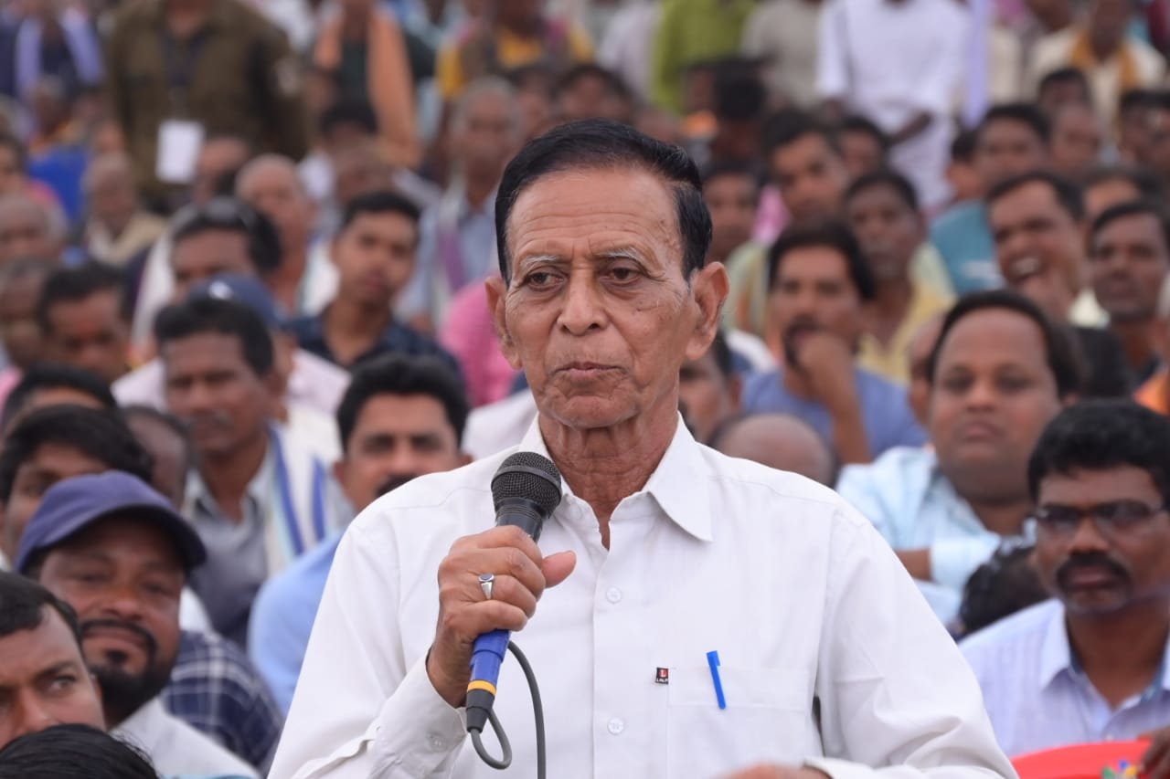  भेंट-मुलाकात कार्यक्रम के दौरान तालाब का गलत बंटवारा करने वाले तहसीलदार की शिकायत आने पर, मुख्यमंत्री श्री भूपेश बघेल ने बसना के तहसीलदार रामप्रसाद बघेल को तत्काल प्रभाव से निलंबित किया