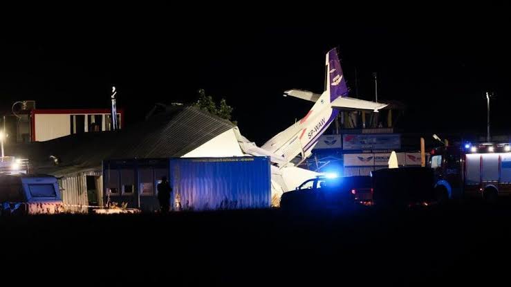 हवाई क्षेत्र के हैंगर में अचानक क्रैश कर गया विमान, 5 लोगों ने गंवाई जिंदगी और…-The plane suddenly crashed in the hangar of the airfield, 5 people lost their lives and…