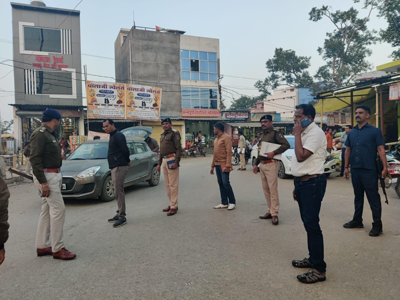 एसएसपी सदानंद कुमार ने धरमजयगढ़ डिवीजन के थाना प्रभारियों की ली समीक्षा बैठक