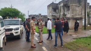 Raipur News: रायपुर में कहर ढा रहा बदमाश गैंग, बदमाशों ने महिलाओं से सरेआम की छेड़छाड़, पेट्रोल पंप कर्मचारी को चाकू से किया घायल