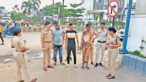 Raipur News: रायपुर में कहर ढा रहा बदमाश गैंग, बदमाशों ने महिलाओं से सरेआम की छेड़छाड़, पेट्रोल पंप कर्मचारी को चाकू से किया घायल