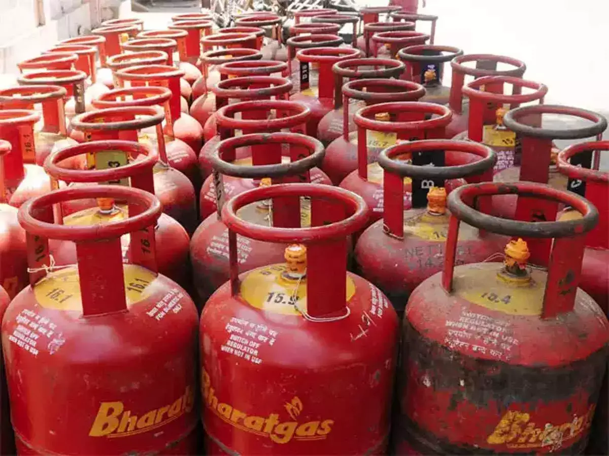 LPG CYLINDER: आम जनता को मिली खुशखबरी, अब 400 रुपये में मिल रहा गैस सिलेंडर, जानें पूरी डिटेल 