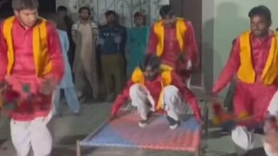 वायरल हुआ खटिया डांस ,चारपाई पर लड़कों ने किया जबरदस्त डांस , देखिये वायरल वीडियो