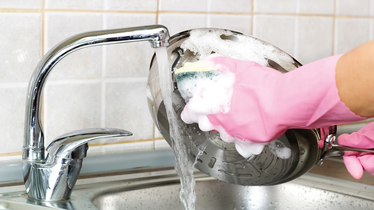 Make dirty, black, burnt utensils shine like new with this trick